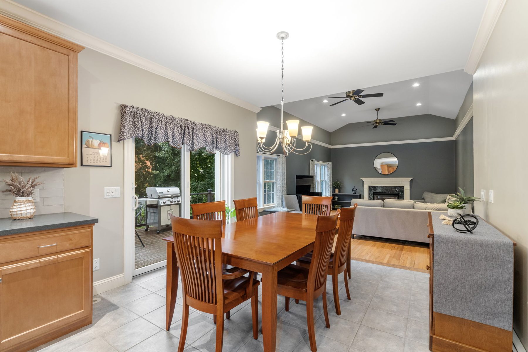 2 Chapman Knoll in Canton — dining area