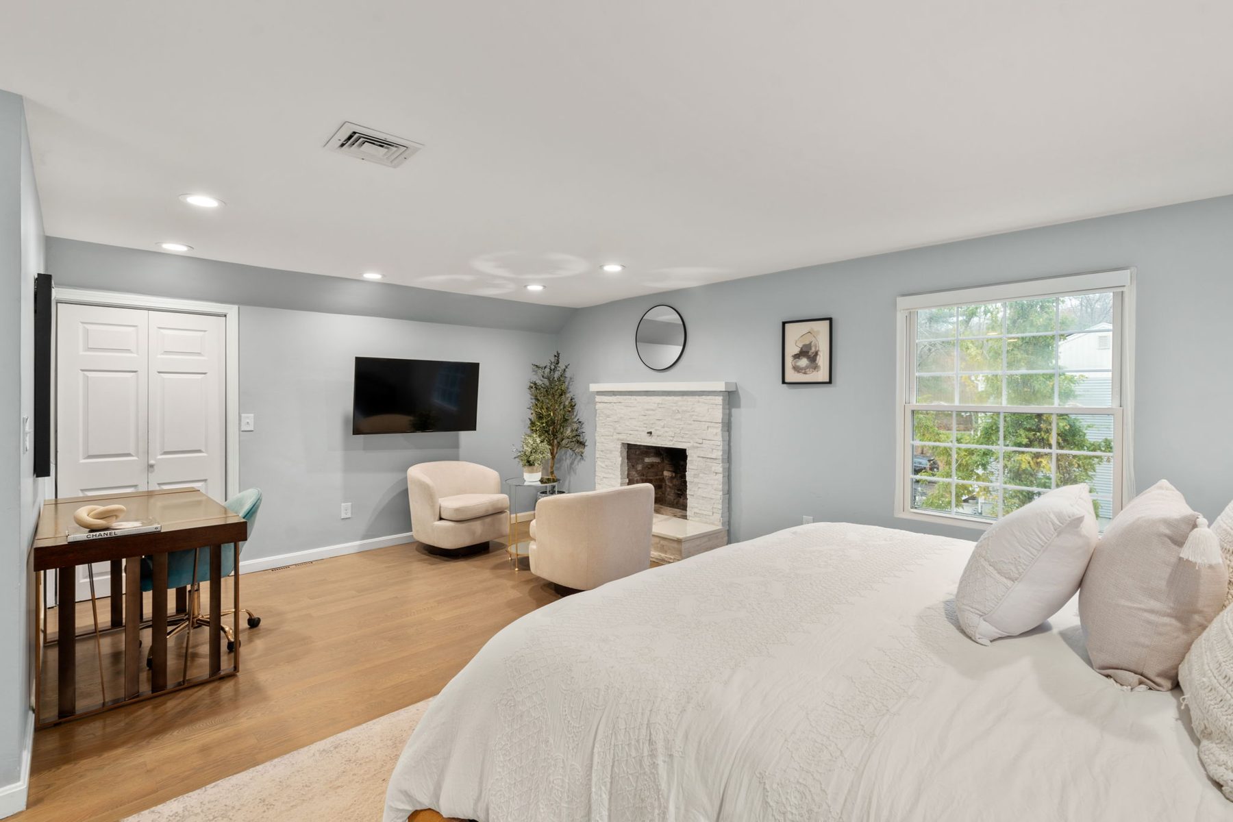 52 Condor Rd, Sharon — Primary suite, sitting and work area