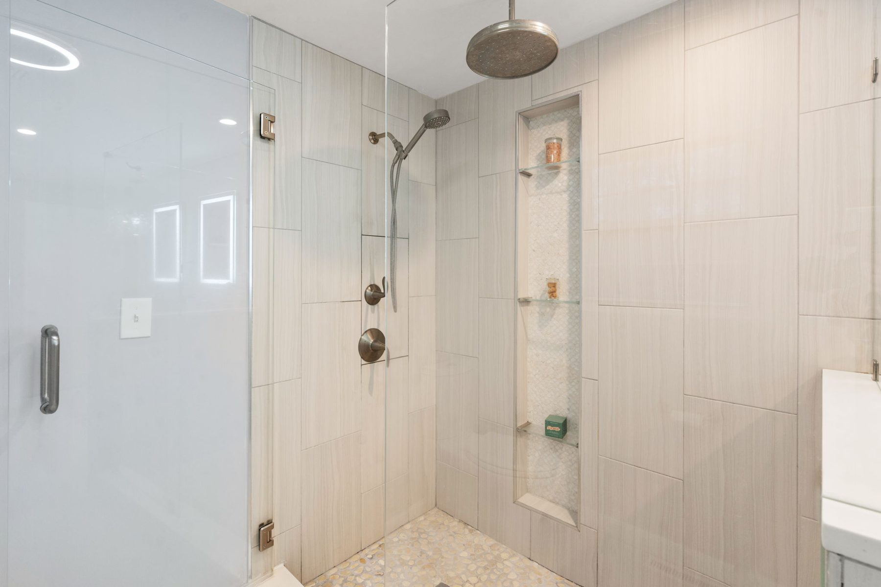 52 Condor Rd, Sharon — Rain shower