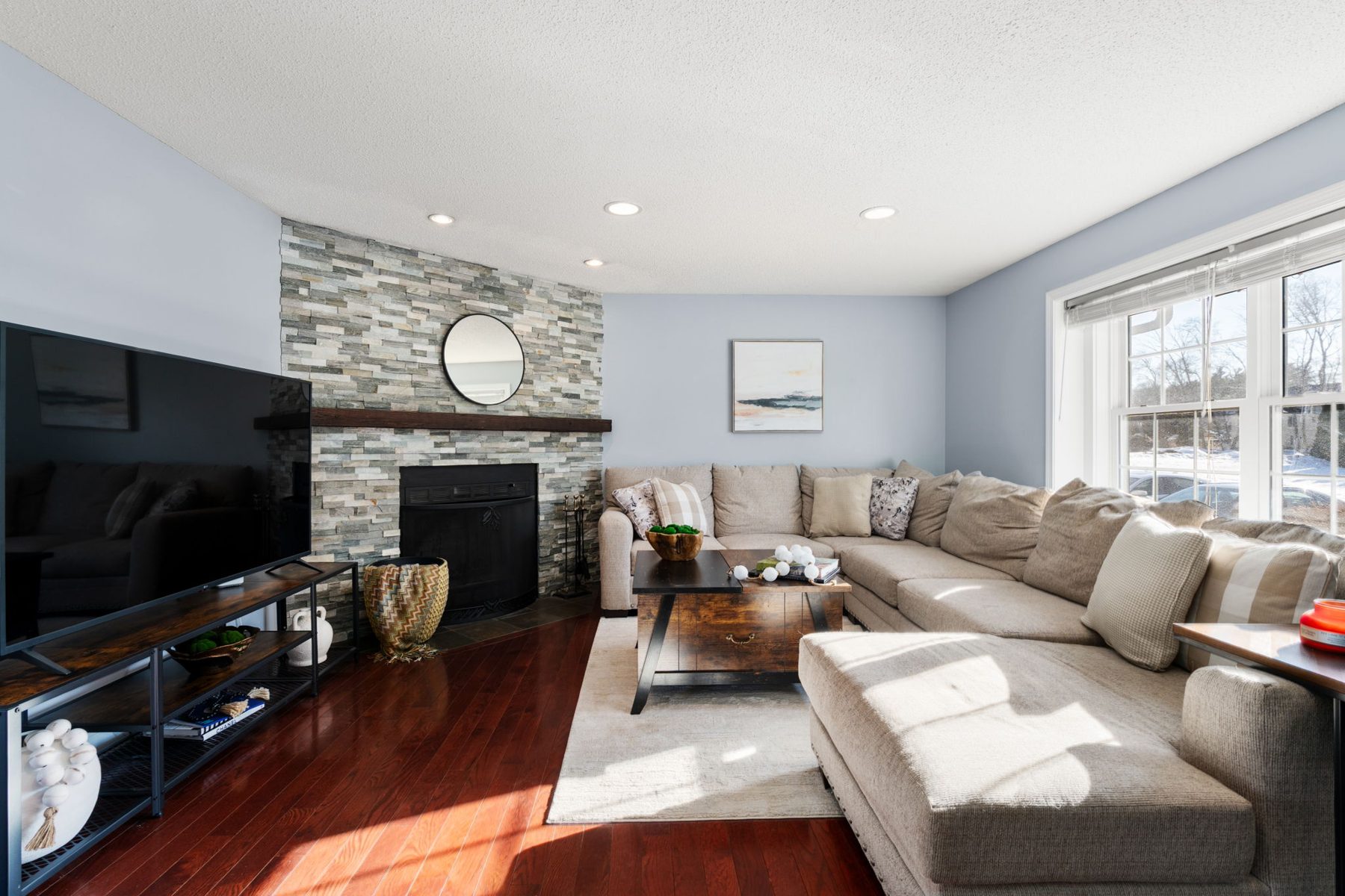 5 Meadowhill Ct — living room toward the dining room