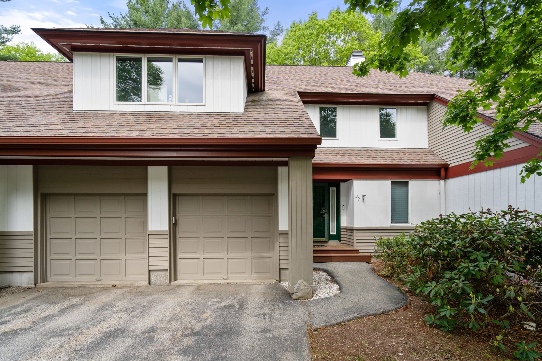 39 Orchard Hill Dr — front entry and garage