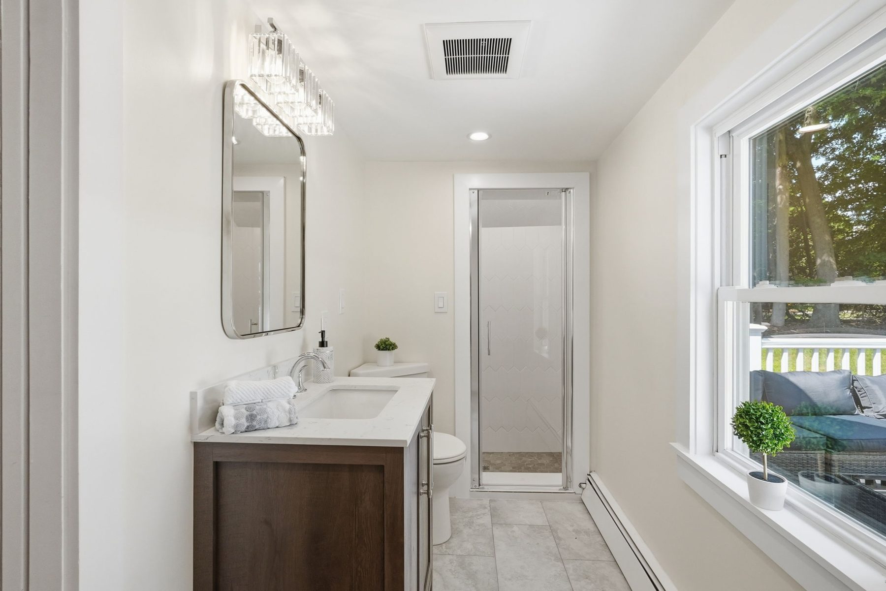 8 Pemberton Road, Wayland — En-suite bath