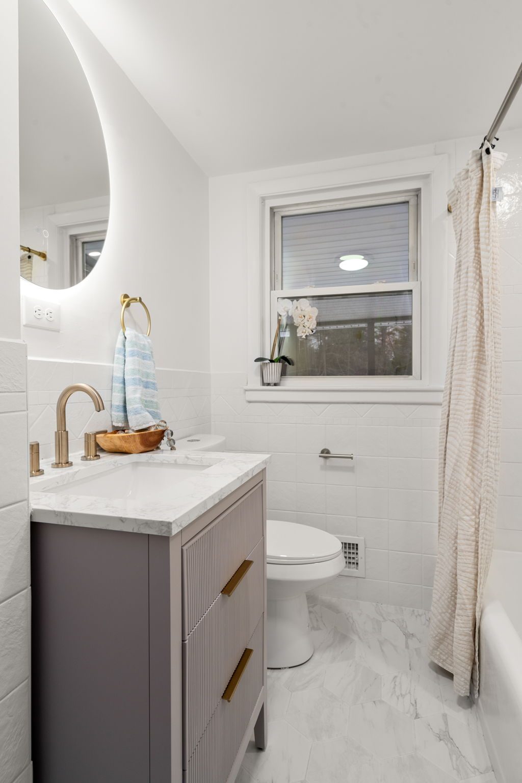 11 Wilshire Dr, Sharon — Full bath, hex marble floor