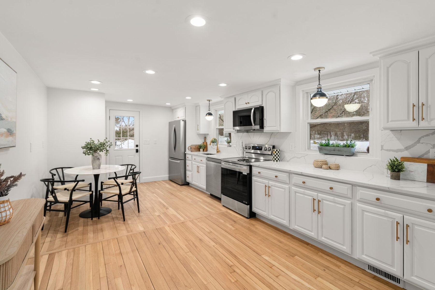 11 Wilshire Dr, Sharon — Eat-in kitchen