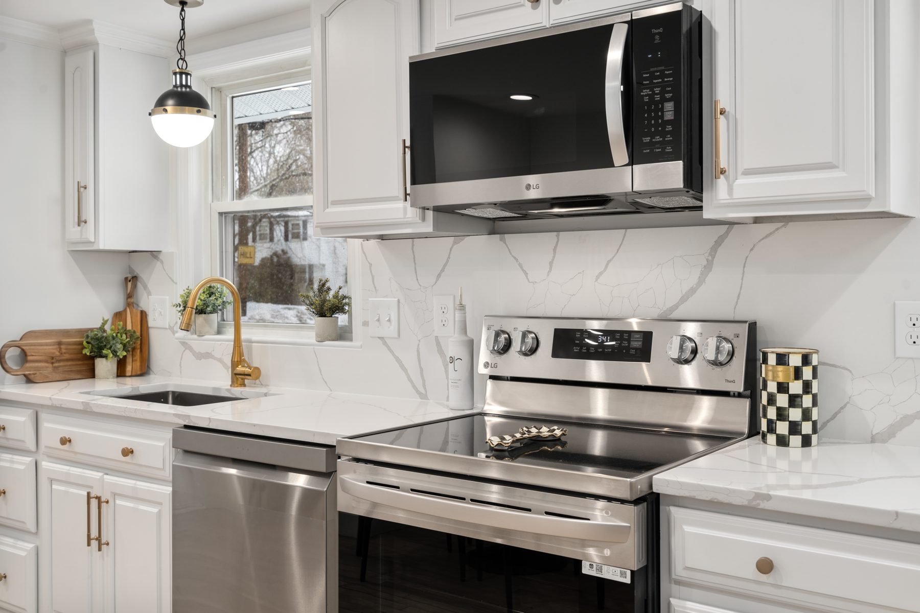 11 Wilshire Dr, Sharon — Kitchen detail, marble-look quartz backsplash